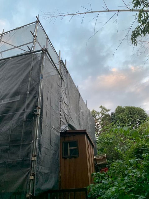 足場を建物を囲うように設置